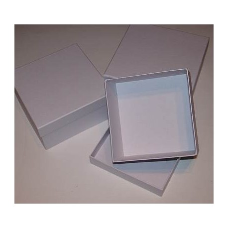 3 pudełka kwadratowe z białego kartonu średnie